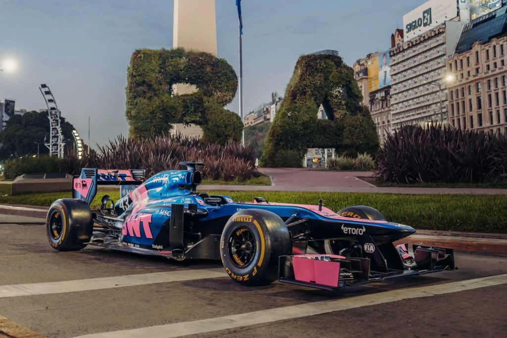 El auto de Colapinto visita el Obelisco de Buenos Aires en la previa de la exhibición con Alpine