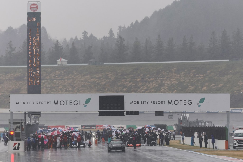 Ohta supera a Iwasa y gana bajo una lluvia torrencial en Motegi; Fenestraz, 6°