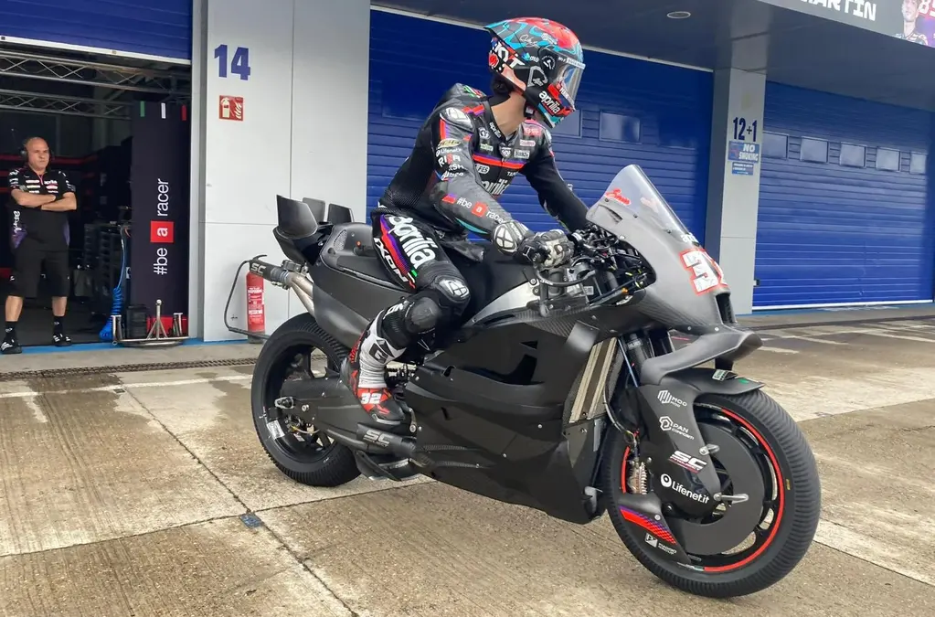 Aprilia mantiene el desarrollo para la moto de 850cc en plena lucha por el título