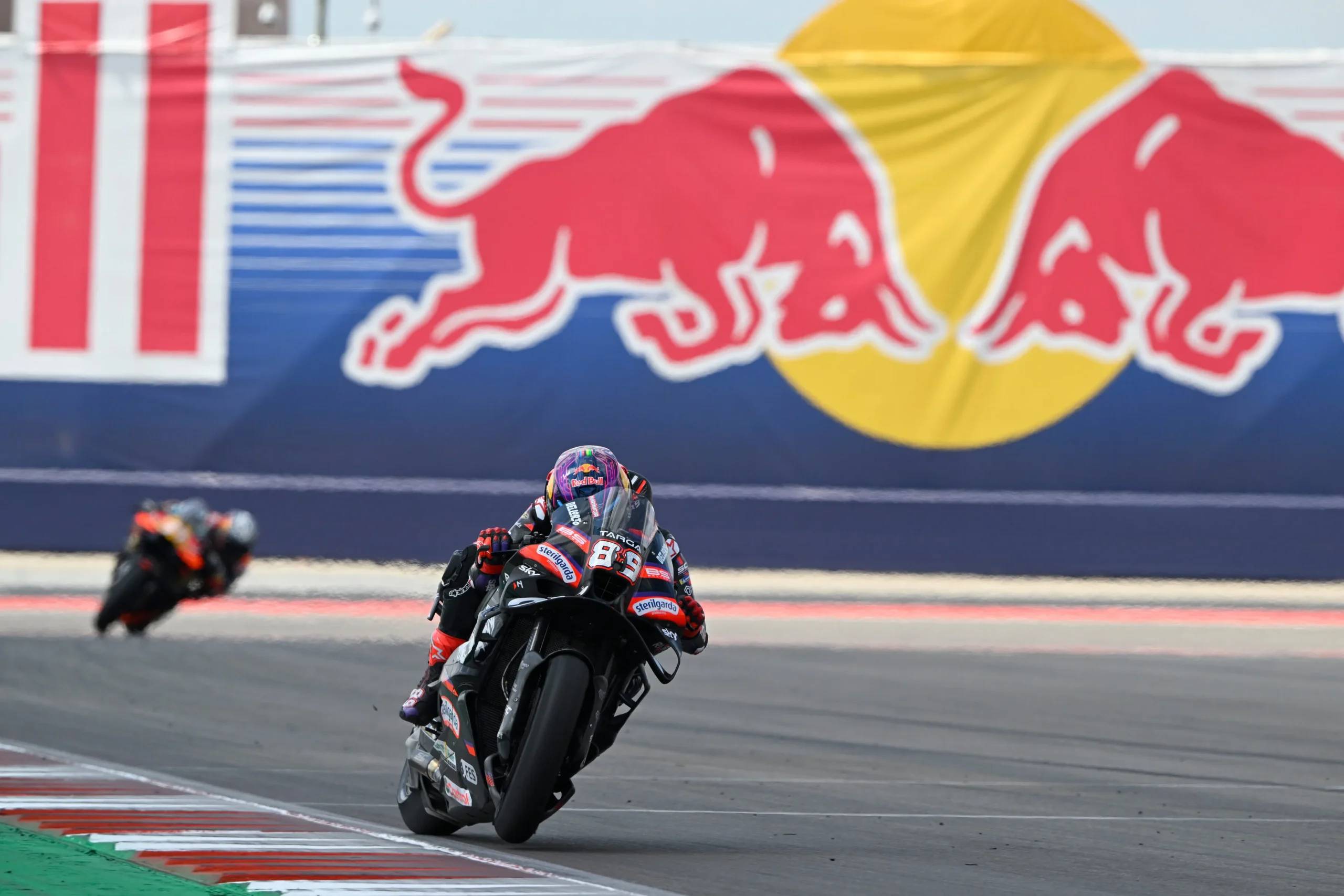 Aprilia lamenta errores en inicio de MotoGP 2026: “No podemos ceder ante Márquez”