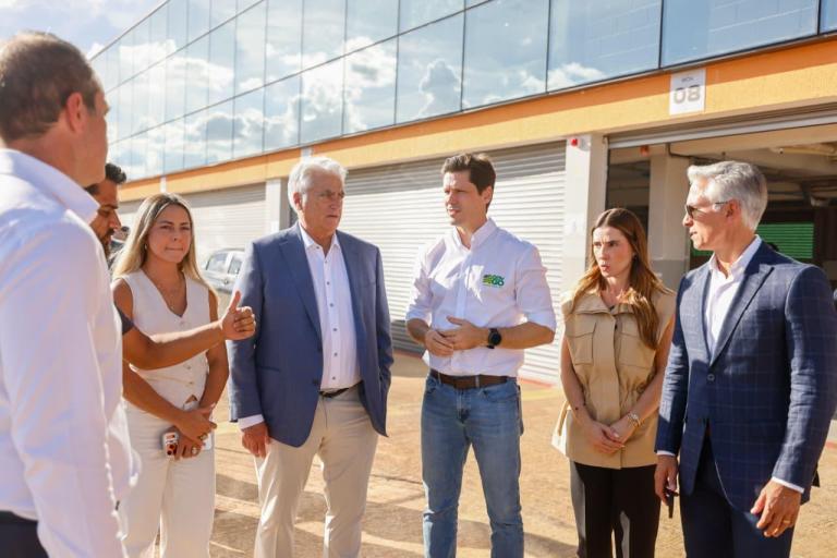 Mark Miles, CEO da Penske Entertainment, com Daniel Vilela, governador de Goiás (Foto: Lucas Diener)