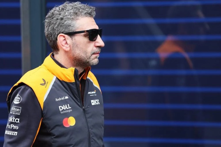 McLaren responde Briatore após acusação de parcialidade da FIA: “Rumo bastante ofensivo”