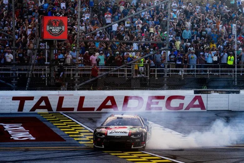 Hocevar sobrevive a un gran choque en Talladega y gana por primera vez en NASCAR