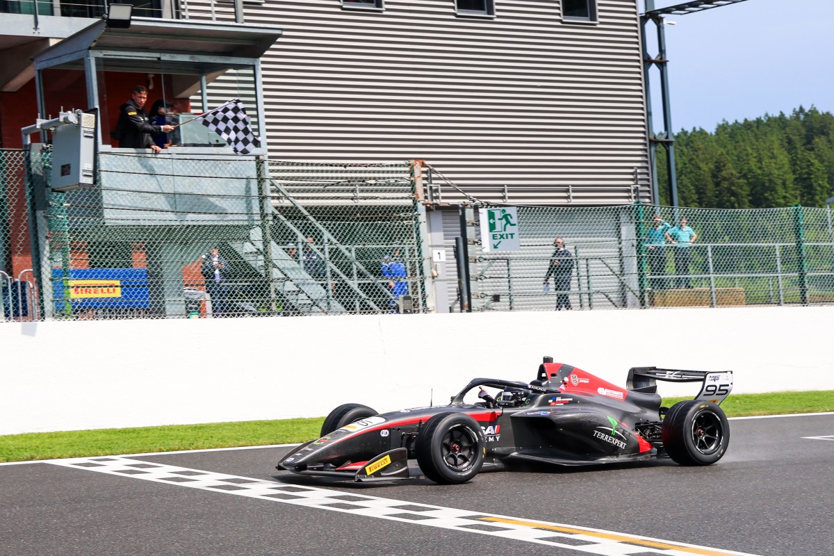 Muñoz resiste a Al-Dhaheri e vence atribulada corrida 1 da FREC em Spa-Francorchamps