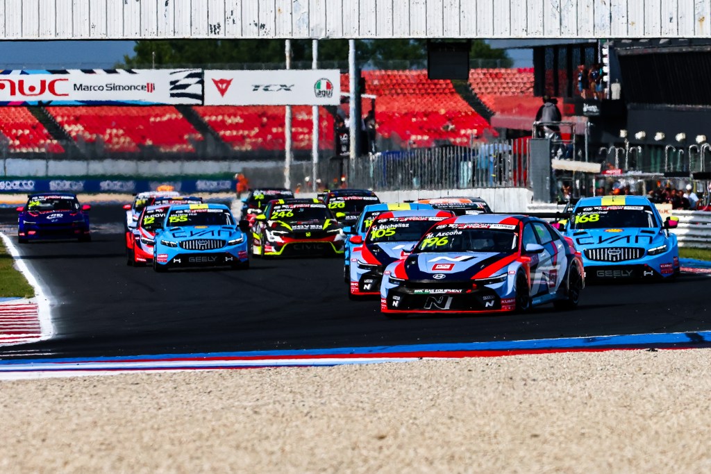 Guerrieri suma dos top diez en inicio del TCR World Tour en Misano