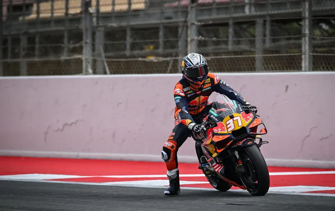 Acosta lidera test de MotoGP en Barcelona marcado por la lluvia y el caos