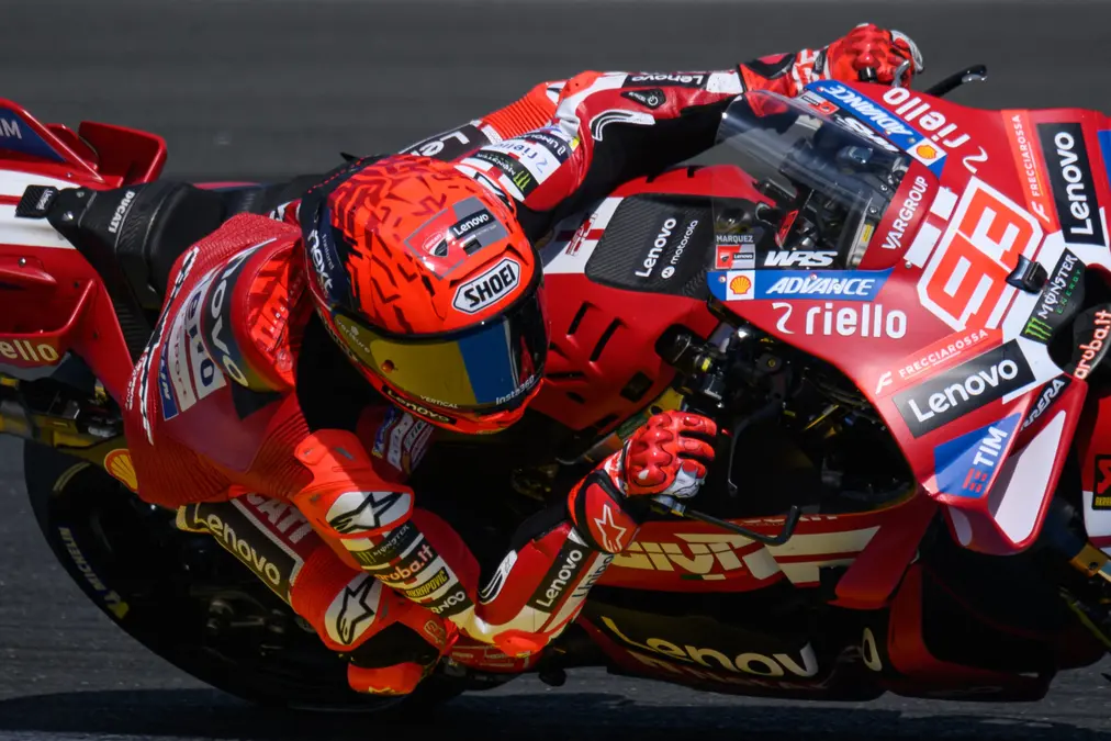 Marc Márquez se fractura un dedo y anuncia una nueva operación en el hombro