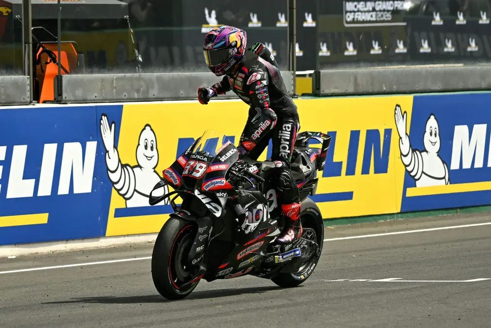 Martín remonta y gana el GP de Francia de MotoGP en un podio todo de Aprilia
