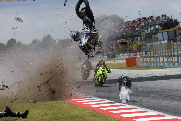 O impressionante acidente de Álex Márquez durante o GP da Catalunha tirou o #73 de combate por várias semanas. Além disso, Johann Zarco também ficou ferido gravemente após se envolver em um acidente na relargada da corrida e segue fora até hoje. A etapa catalã evidenciou falhas nos protocolos de segurança e provocou mudanças imediatas na MotoGP (Foto: AFP)