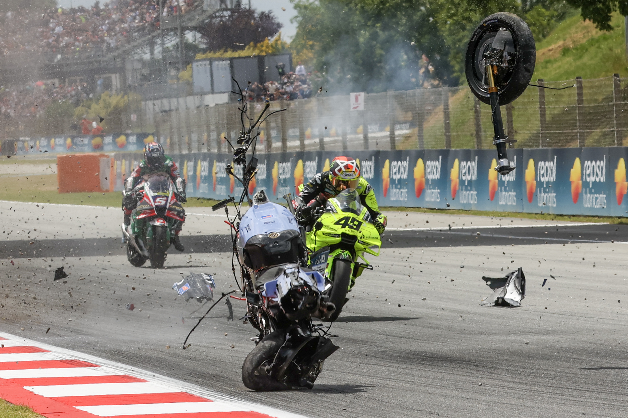 Álex Márquez sofre fraturas na vértebra e clavícula em acidente no GP da Catalunha