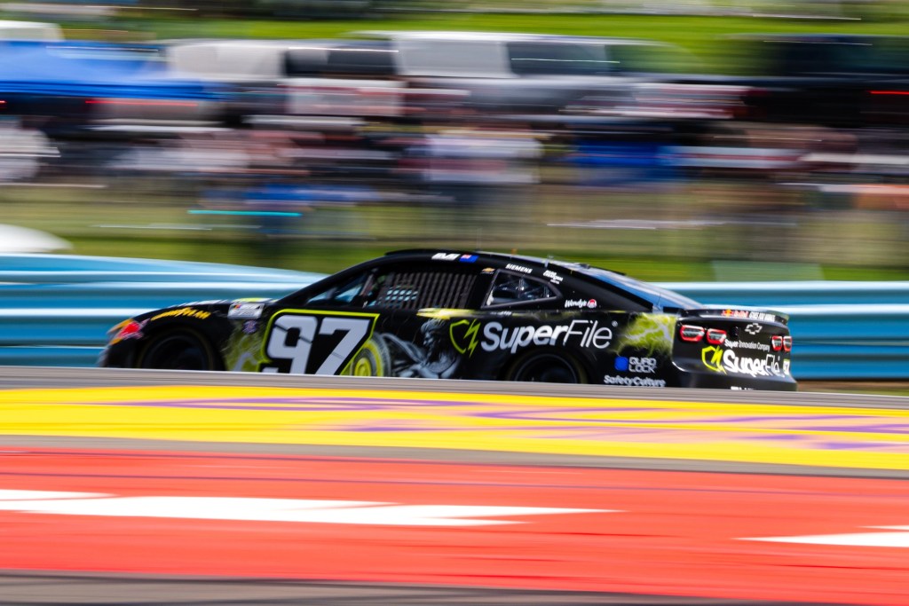 Van Gisbergen domina carrera de NASCAR en Watkins Glen con estrategia diferente
