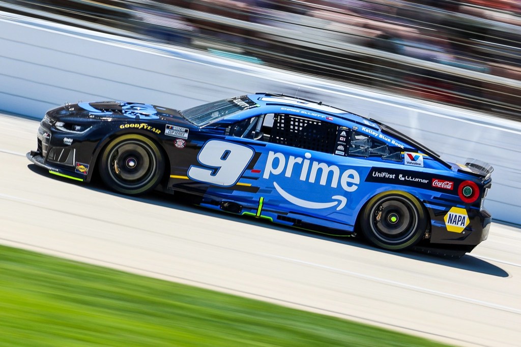 Elliott aparece sobre el final y gana accidentada carrera de NASCAR en Texas