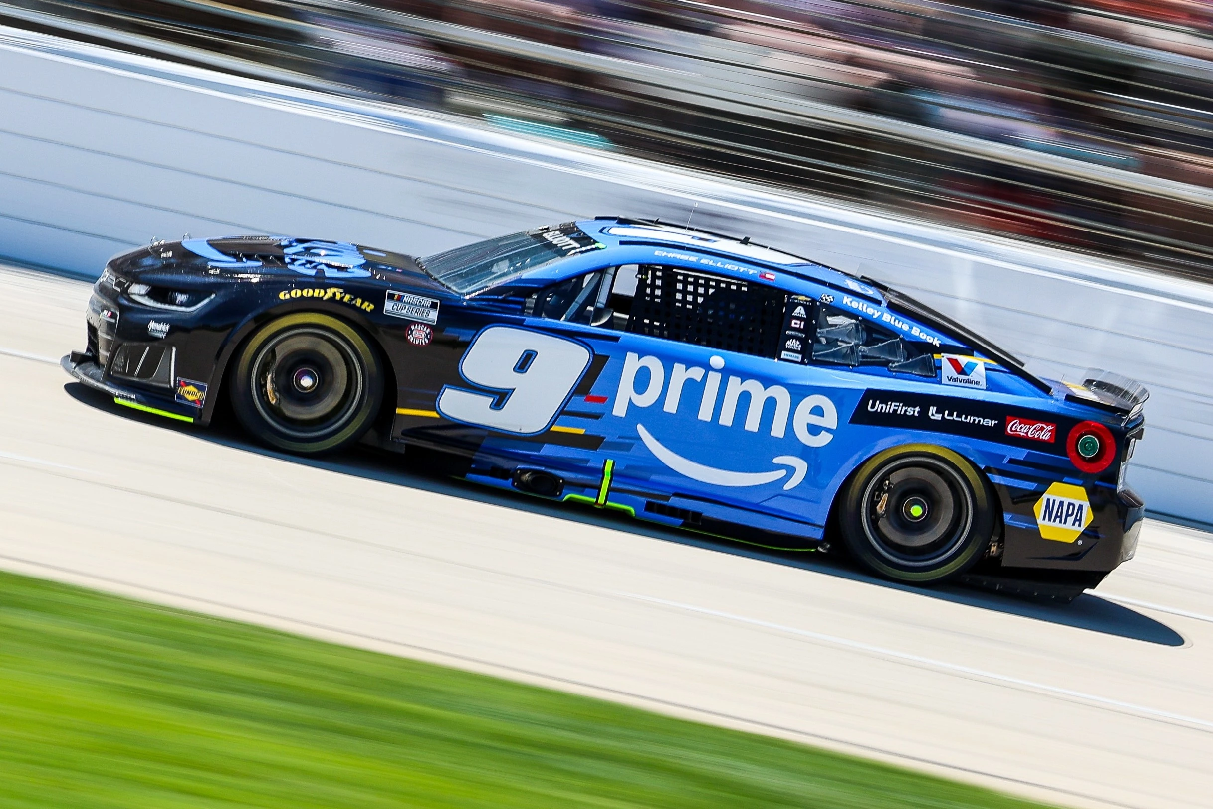 Elliott aparece sobre el final y gana accidentada carrera de NASCAR en Texas