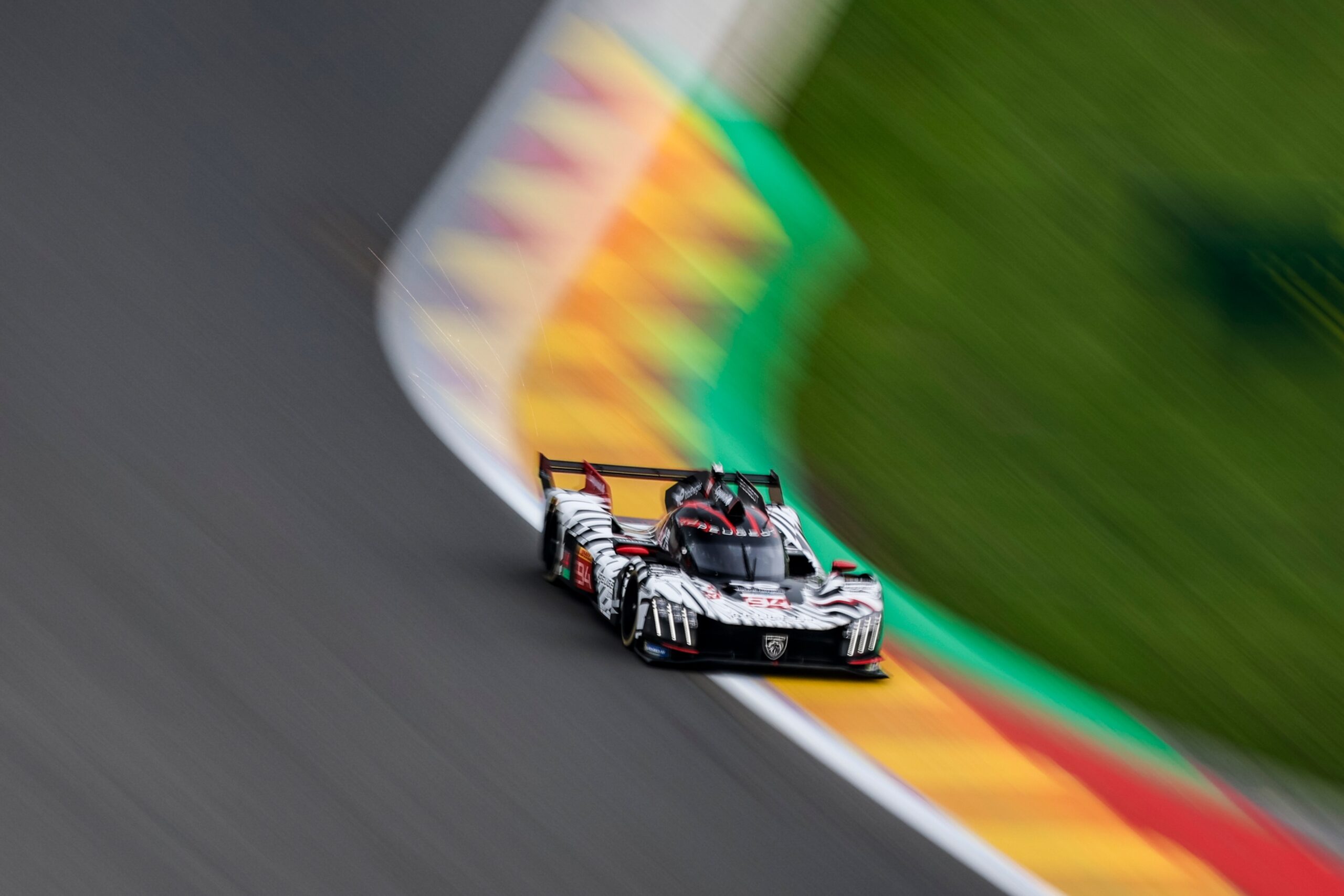 Jakobsen logra con Peugeot la pole del WEC en Spa; López larga 4° en LMGT3