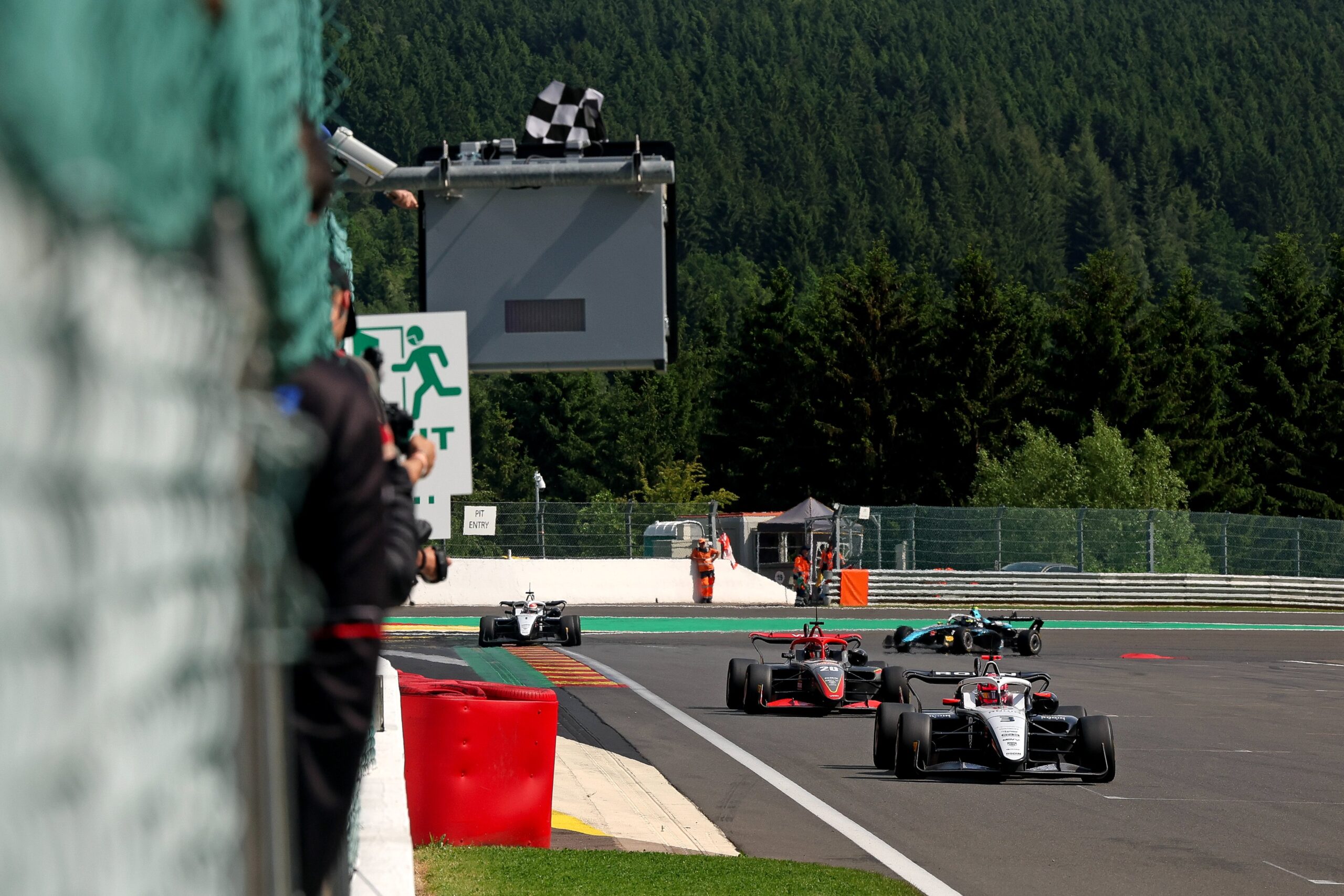 Pulling faz história na GB3 e se torna 1ª mulher a vencer na corrida 1 em Spa-Francorchamps