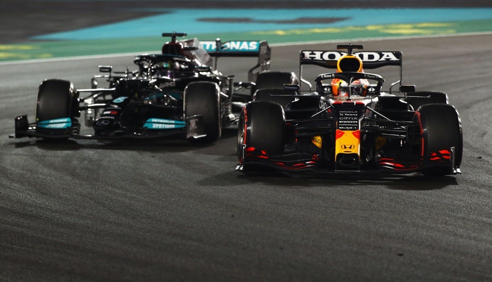 Chefe da Mercedes admite que “fez as pazes” com 2021: “Verstappen mereceu o título”