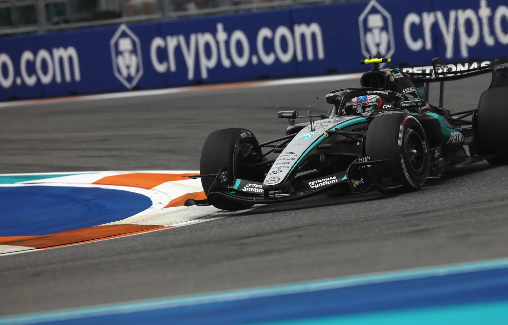 Antonelli explica plan de Mercedes para el duelo con Russell en F1 2026