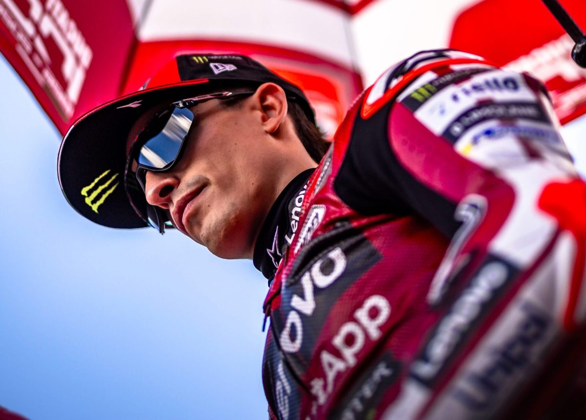 “Somos jovens”: Marc Márquez evita crítica a Bezzecchi por agressão a fiscal em Brno
