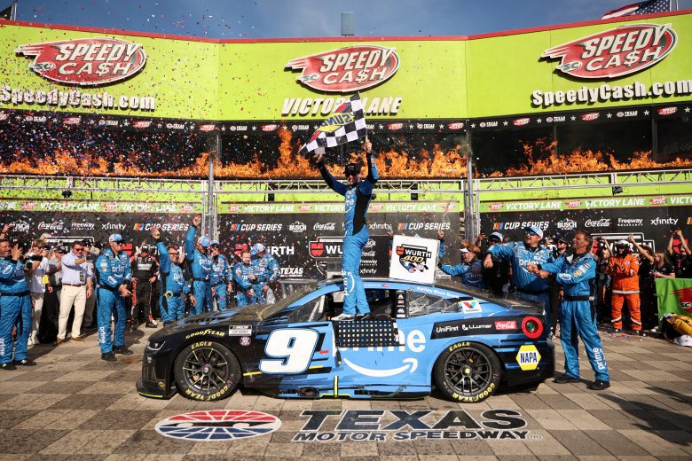 Elliott aproveita empurrão no fim e vence etapa acidentada da Nascar no Texas