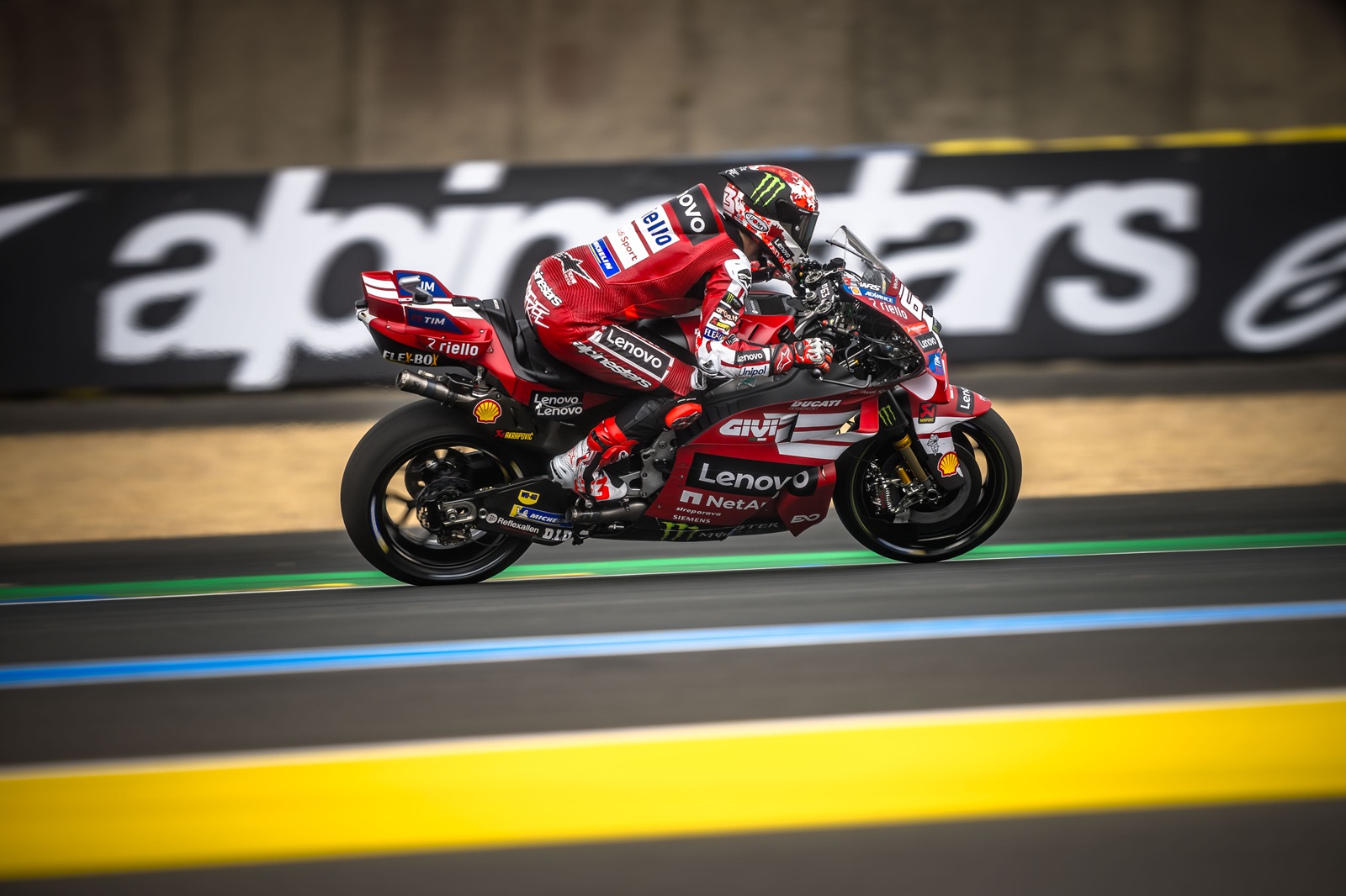 Bagnaia nega “erro humano” em queda na França: “Tivemos um pequeno problema”