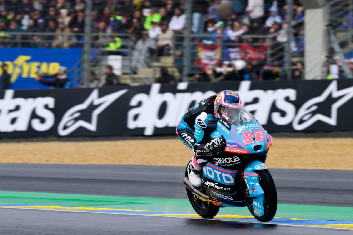 Quiles passeia na chuva e vence acidentado GP da França na Moto3. Carpe abandona