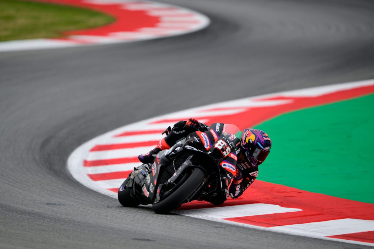 Martín é levado ao hospital para exames após queda em teste da MotoGP em Barcelona