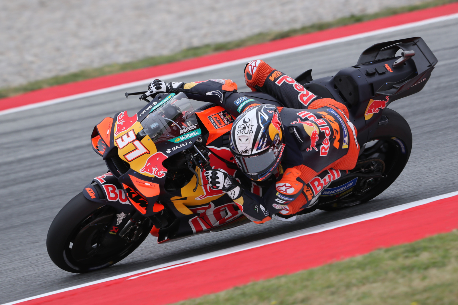 Acosta supera queda e lidera dia de treinos da MotoGP na Catalunha. Moreira é 14º