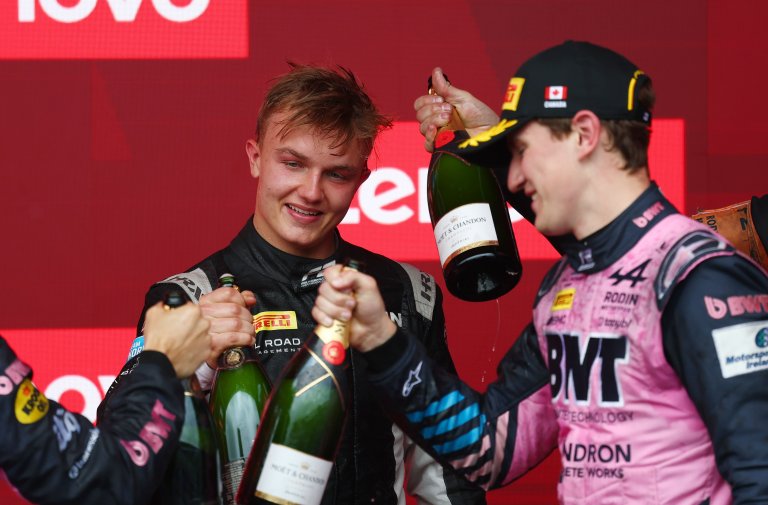 Dunne e Stenshorne aprontam com poles da rodada do Azerbaijão da F2. Câmara bate Tsolov