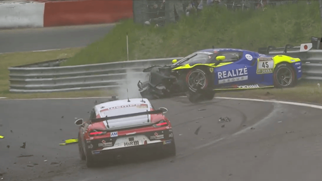 Vermeulen estrella la Ferrari #45 tras esquivar un rezagado en las 24 Horas de Nürburgring