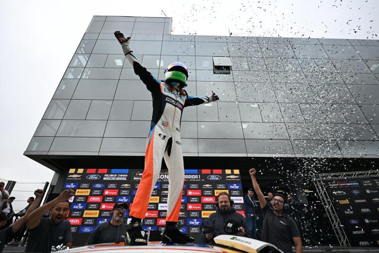Costa domina domingo em Interlagos e assume liderança da Nascar Brasil 2026