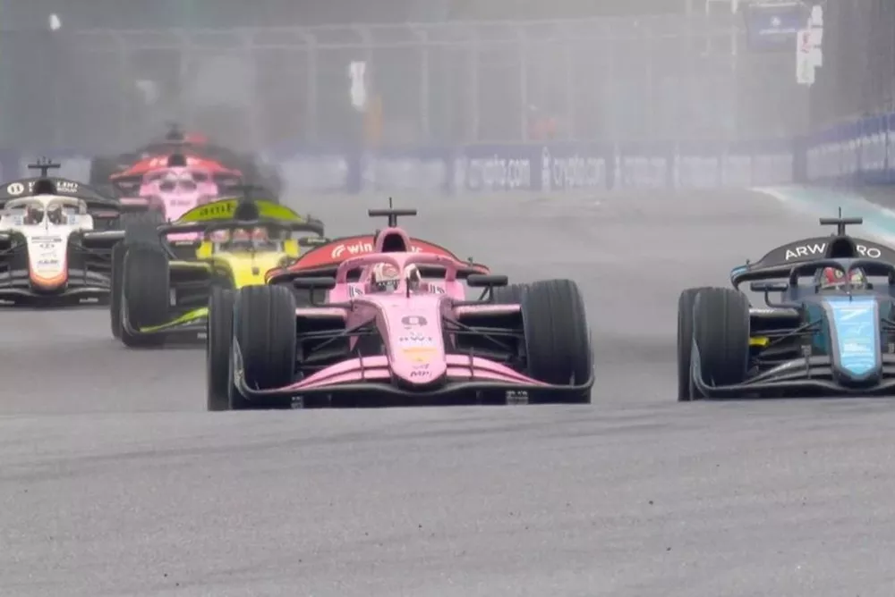Minì gana una caótica segunda carrera de F2 en Miami; Varrone, 13°