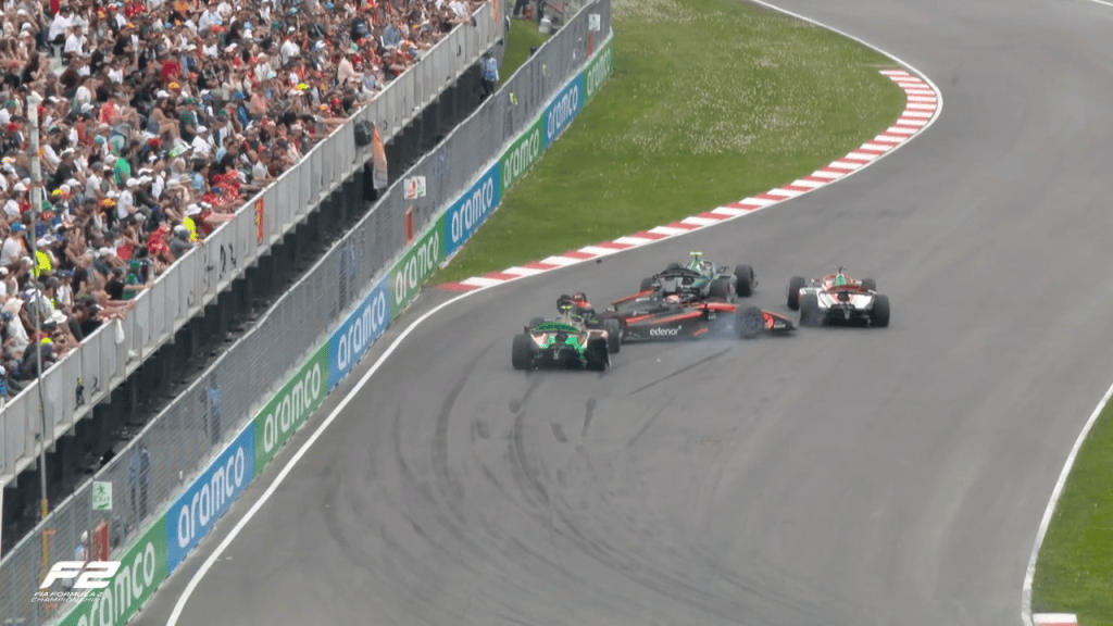 Shields embiste a Varrone en el final de la carrera sprint de F2 en Canadá
