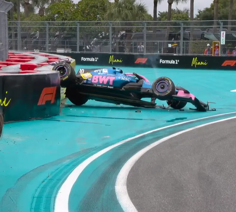 Gasly es embestido por Lawson, vuelca y abandona el GP de Miami