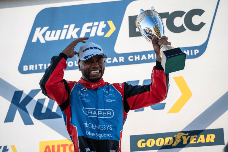 Hamilton parabeniza irmão por primeiro pódio no BTCC: “Apesar das barreiras, nunca desistiu”