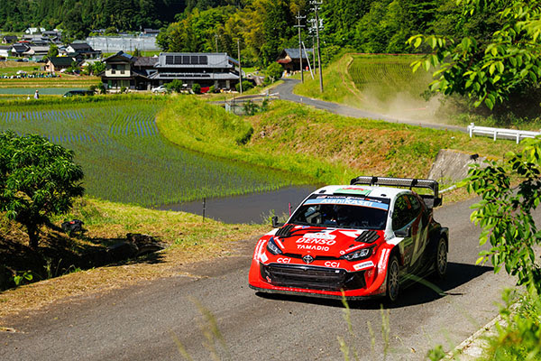 Evans lidera sobre Ogier en el Rally de Japón del WRC tras abandono de Solberg