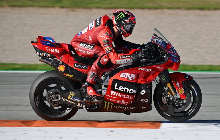 Bulega toma susto com acidente forte em Mugello, mas escapa de fraturas