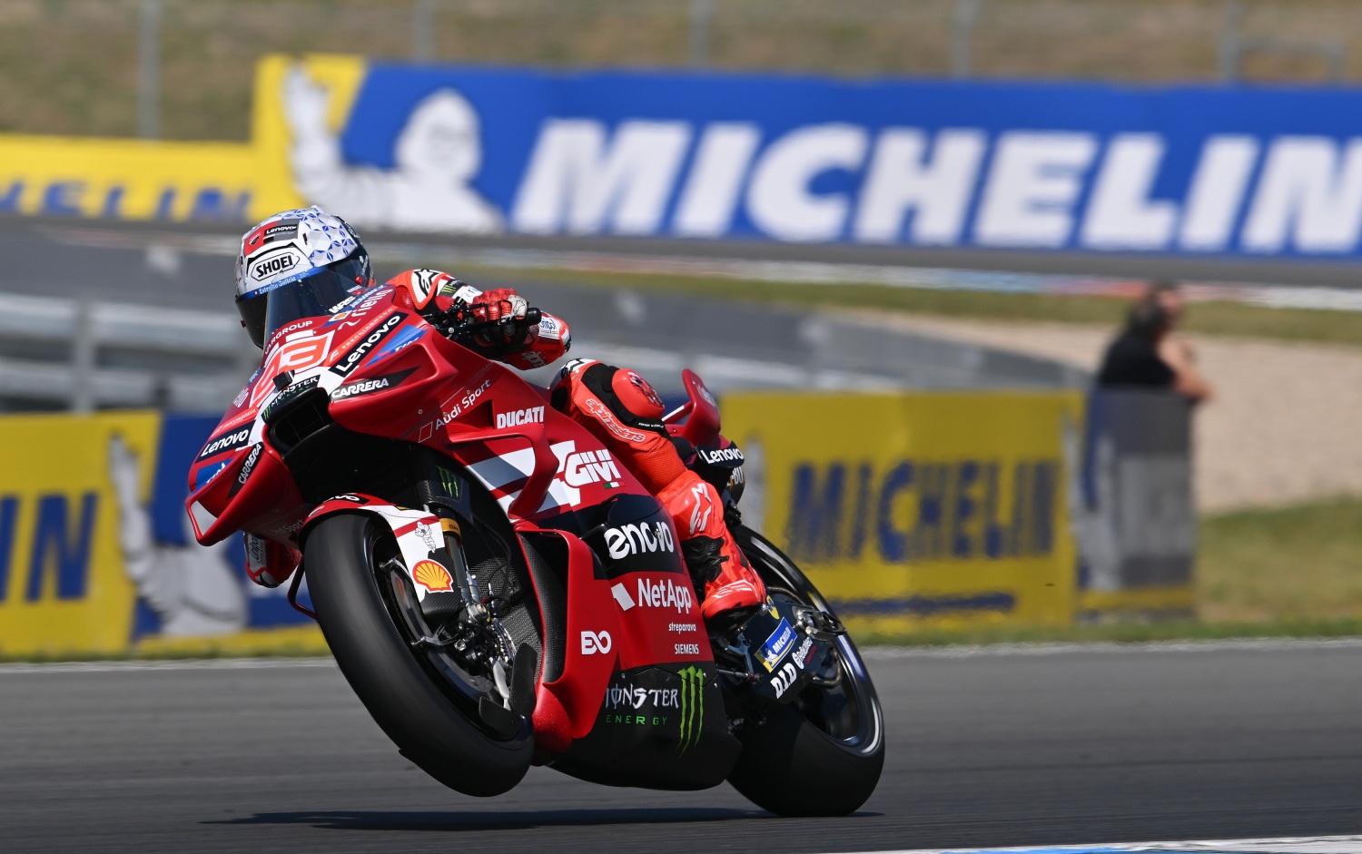 Márquez triunfa por segunda vez consecutiva en MotoGP en Brno; Ogura y Bagnaia completan el podio