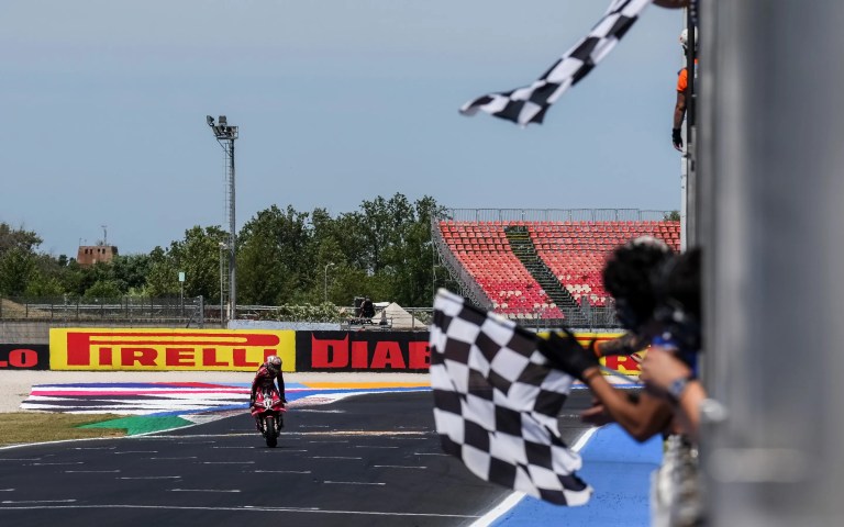 Bulega varre etapa de Misano do WSBK 2026 e supera recorde de Bautista