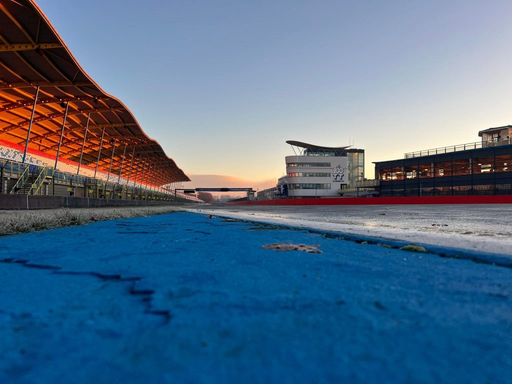A MotoGP volta à ativa neste fim de semana, com o GP dos Países Baixos, décima etapa da temporada 2026. Além da classe rainha e de Moto2 e Moto3, neste fim de semana a Copa do Mundo de Harley-Davidson Baggers volta a acelerar durante o fim de semana. A categoria conta com a participação do piloto brasileiro Eric Granado.