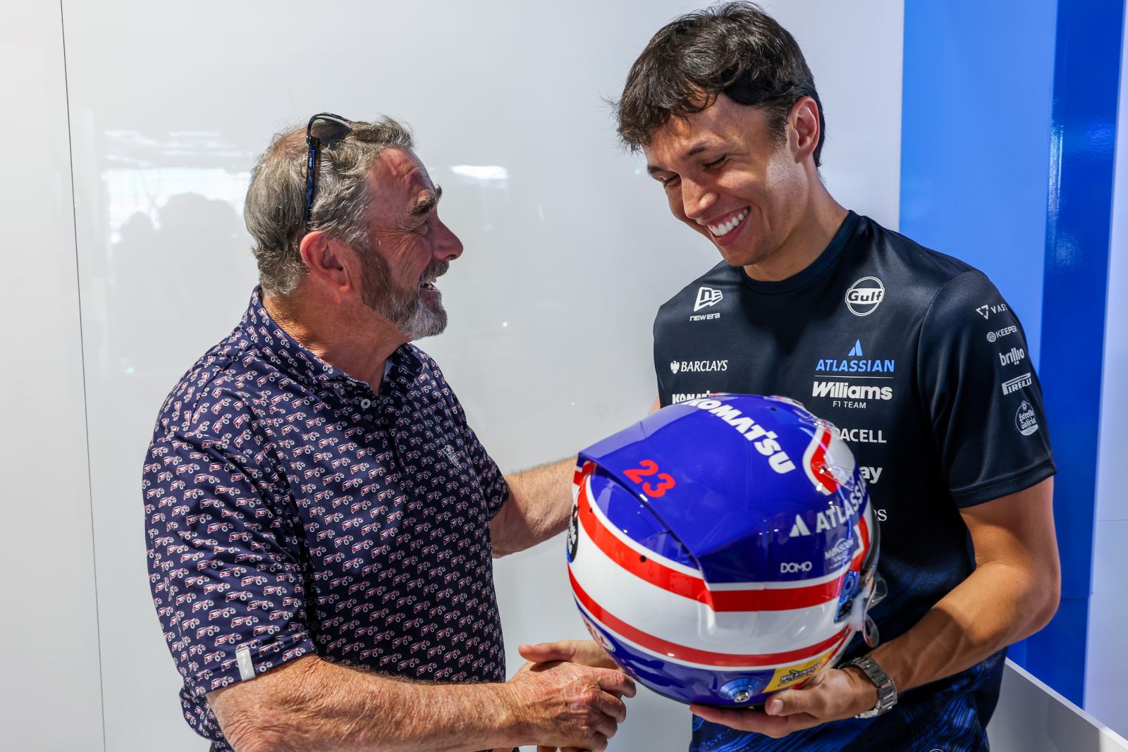 Williams presenteia Albon com capacete à Mansell para GP da Catalunha de recorde