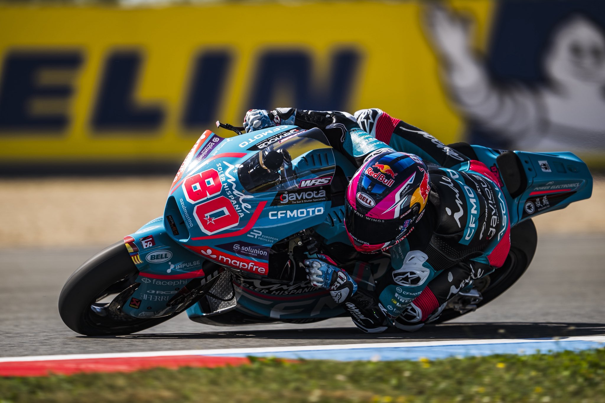 Alonso resiste a festival de acidentes e lidera treino da Moto2 em Assen. González é 2º
