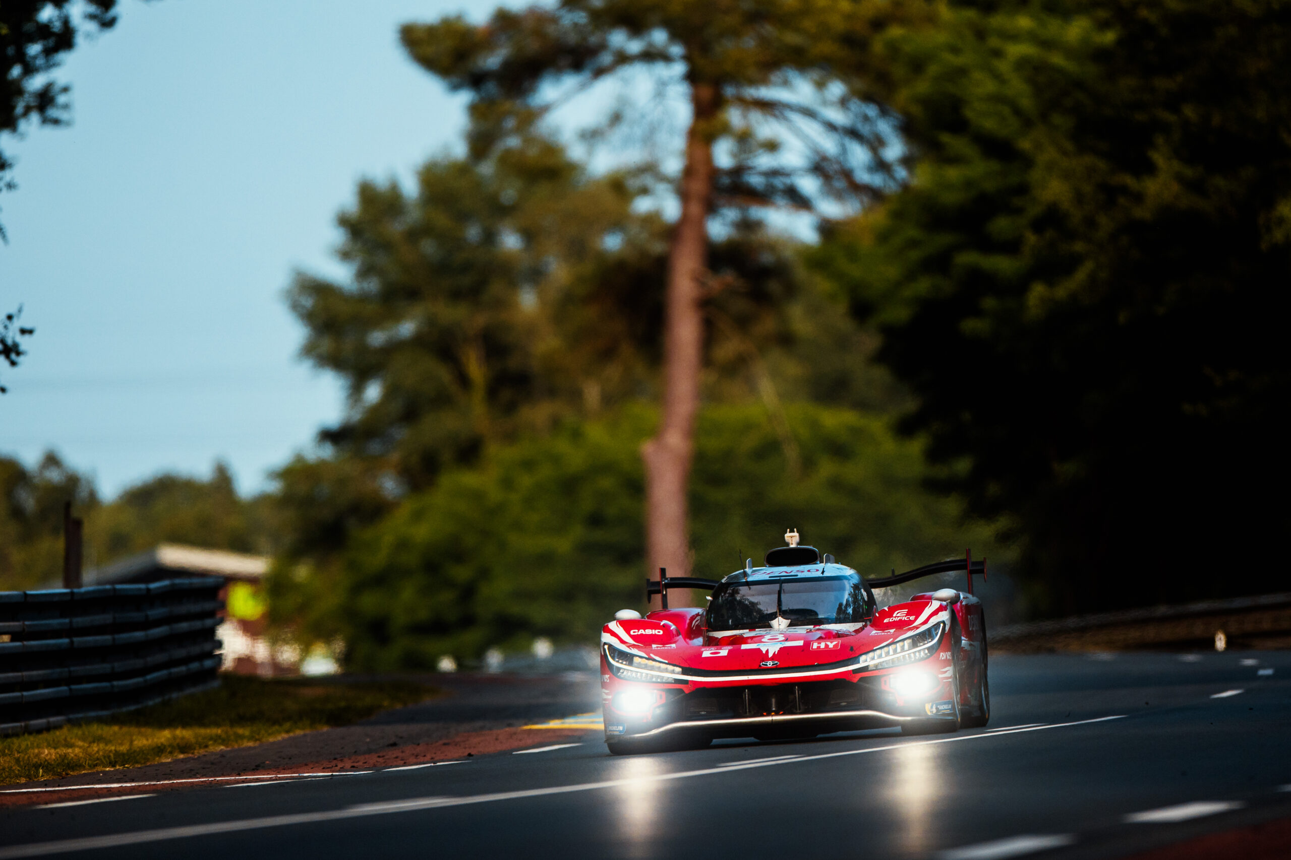 Buemi lidera com Toyota #8 em Le Mans após 9h e longo safety-car. Fittipaldi é 2º na LMP2