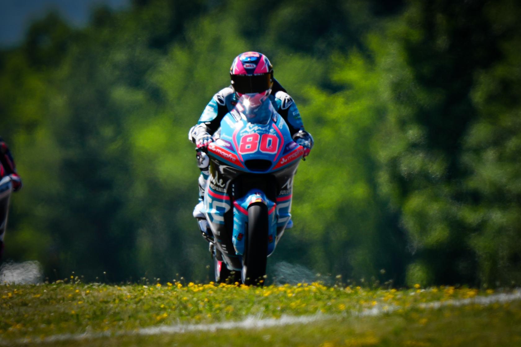 Alonso domina rivais na Tchéquia e conquista pole inédita na Moto2. González larga em 4º