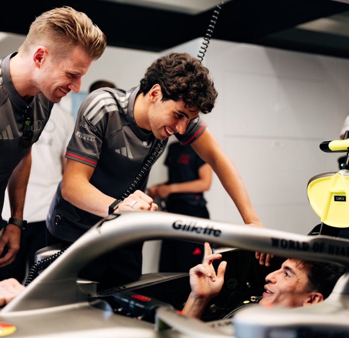 Marc Márquez aproveita passagem da F1 pela Catalunha e visita boxes da Audi