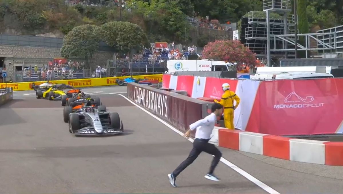Homem atravessa pit-lane com corrida da F2 em Mônaco em andamento e quase é atropelado