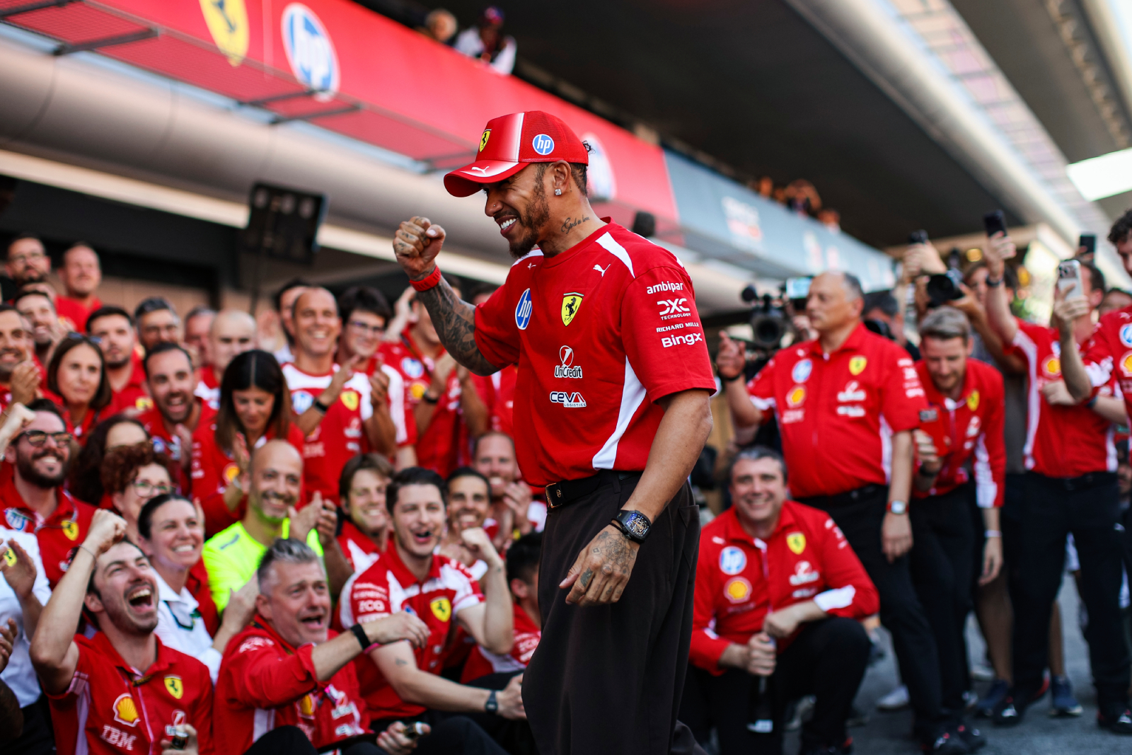 Hamilton esquece desânimo com flashes de brilhantismo, mas precisa de Ferrari que chegue junto
