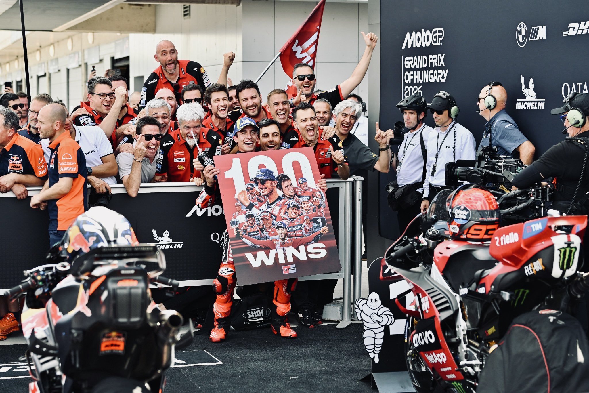 “Six-seven”: Marc Márquez comanda festa na Hungria após 100ª vitória no Mundial