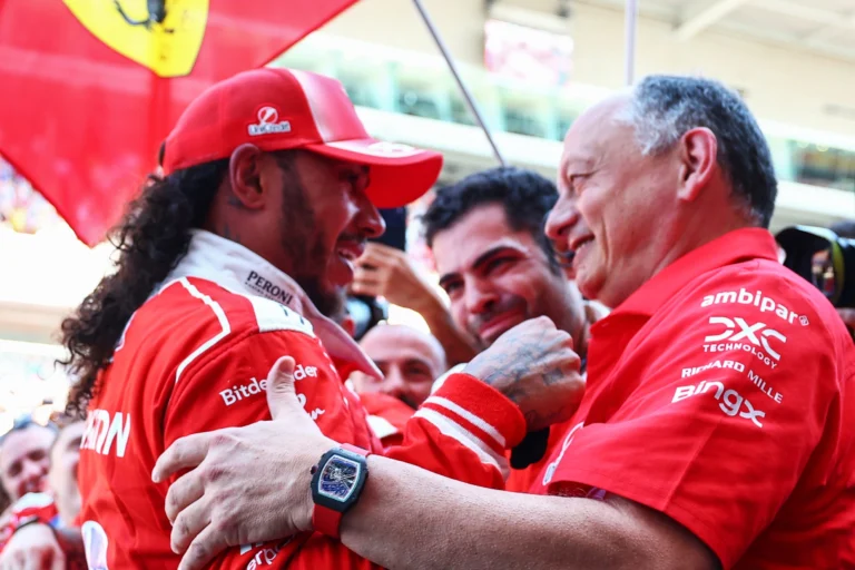 Ferrari defende Hamilton e relativiza série de punições: “Não estão no mesmo saco”