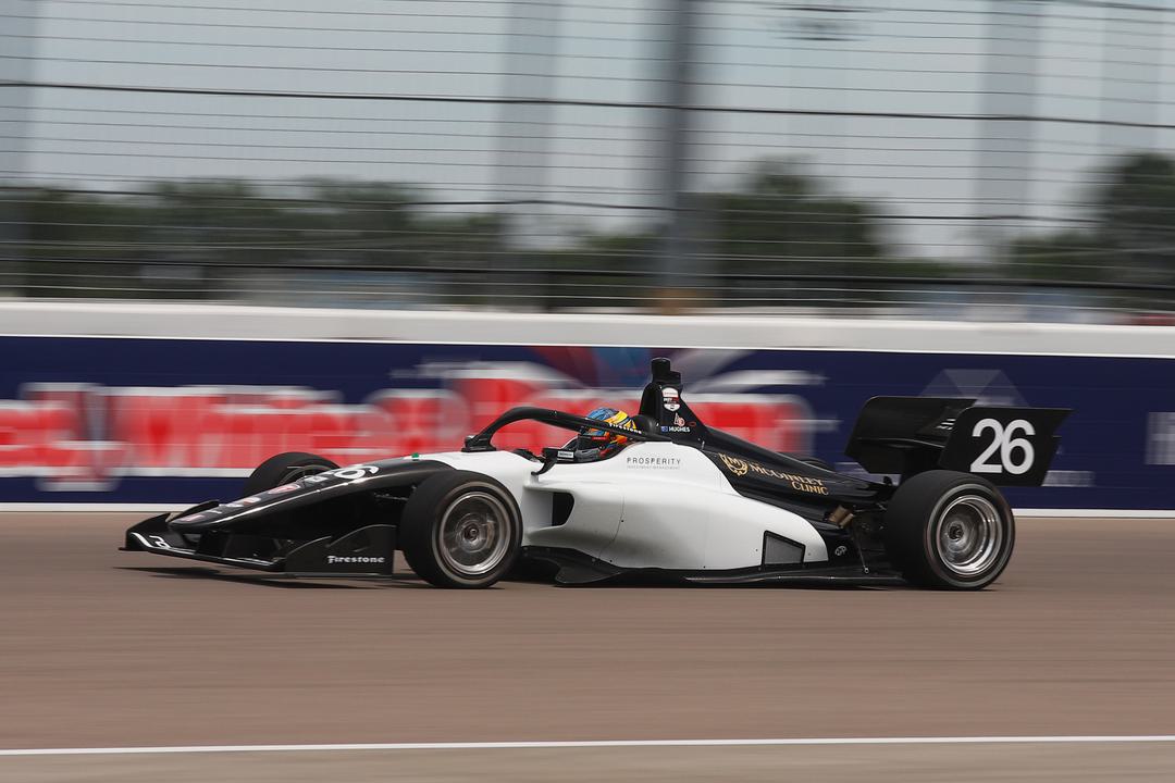 Hughes conquista pole da Indy NXT em St. Louis. Fittipaldi perde classificação por falha