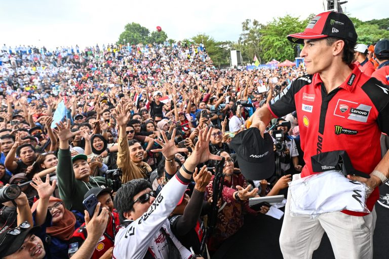 Marc Márquez encuentra ritmo en Mandalika, pero Aprilia amenaza su asalto al liderato